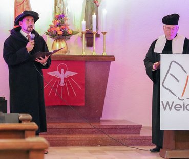 Bilder vom Jubiläum - Anspiel Melanchton und Erasmus von Rotterdam